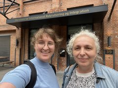Selfie of Lauren Sadow and professor Fernández in front of the SIRI building in Copenhagen