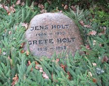 Jens Holt's grave in Nordre Kirkegård in Aarhus with his wife Grete Holt