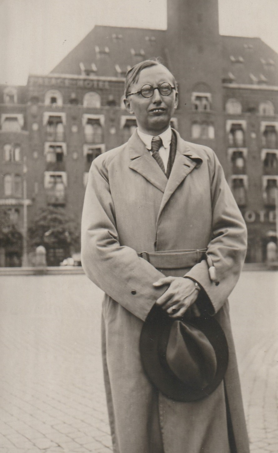Louis Hjelmslev foran Hotel Palace ved Rådhuspladsen i København i 1950'erne