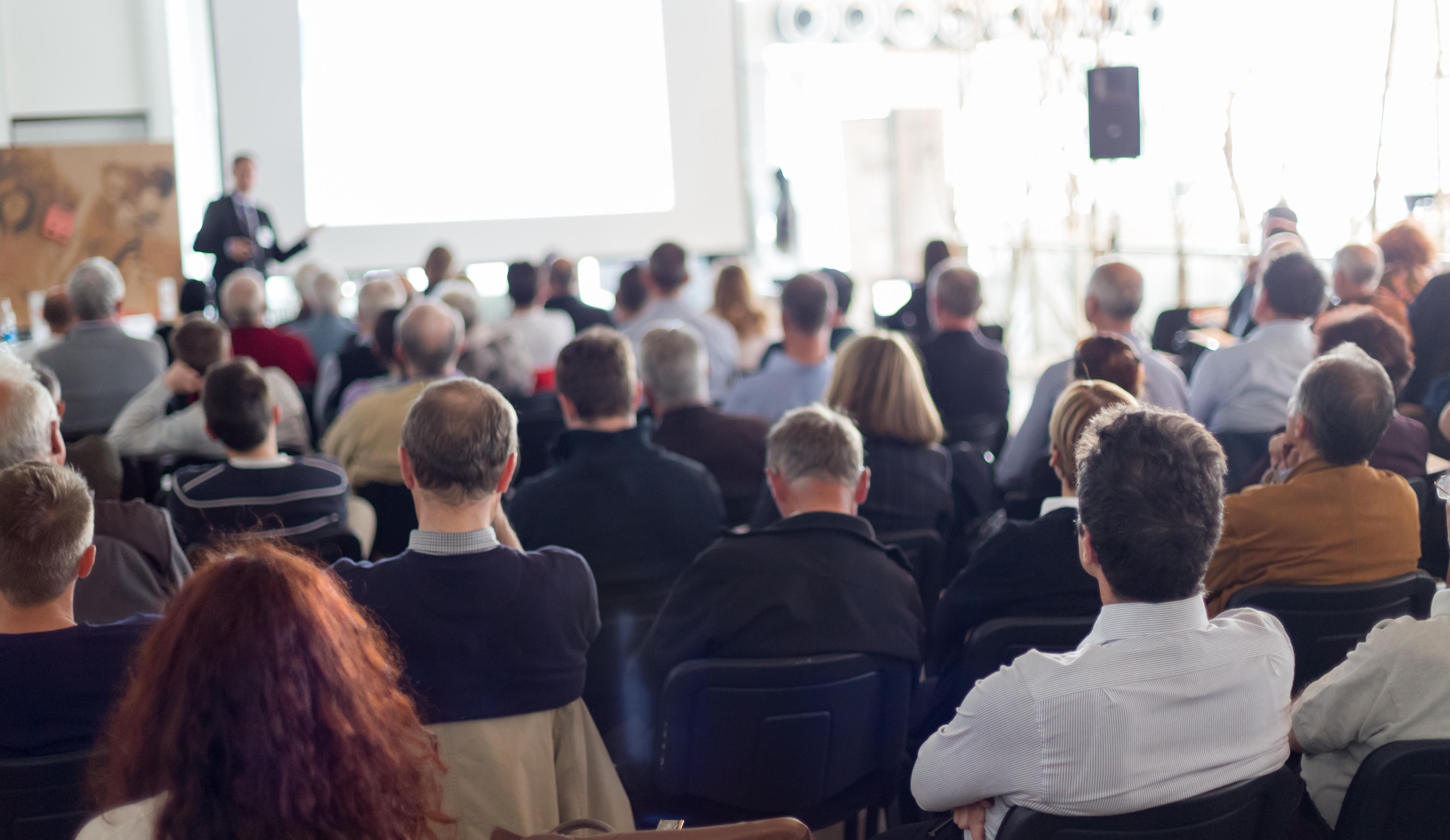 Deltagere ved konference set siddende bagfra